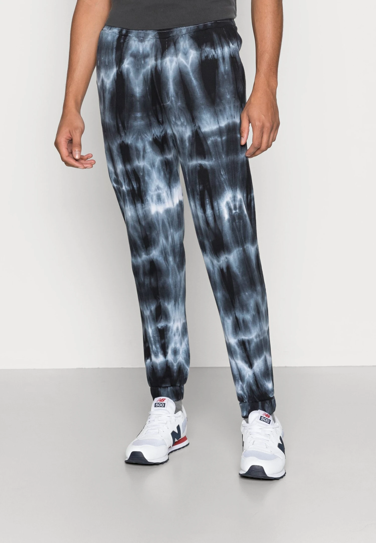 YOURTURN Monochrome Tie Dye Jogger Unisex - Trainingsbroek - Black/Off White 1 YOURTURN Monochrome Tie Dye Jogger Unisex - Trainingsbroek - Black/Off White