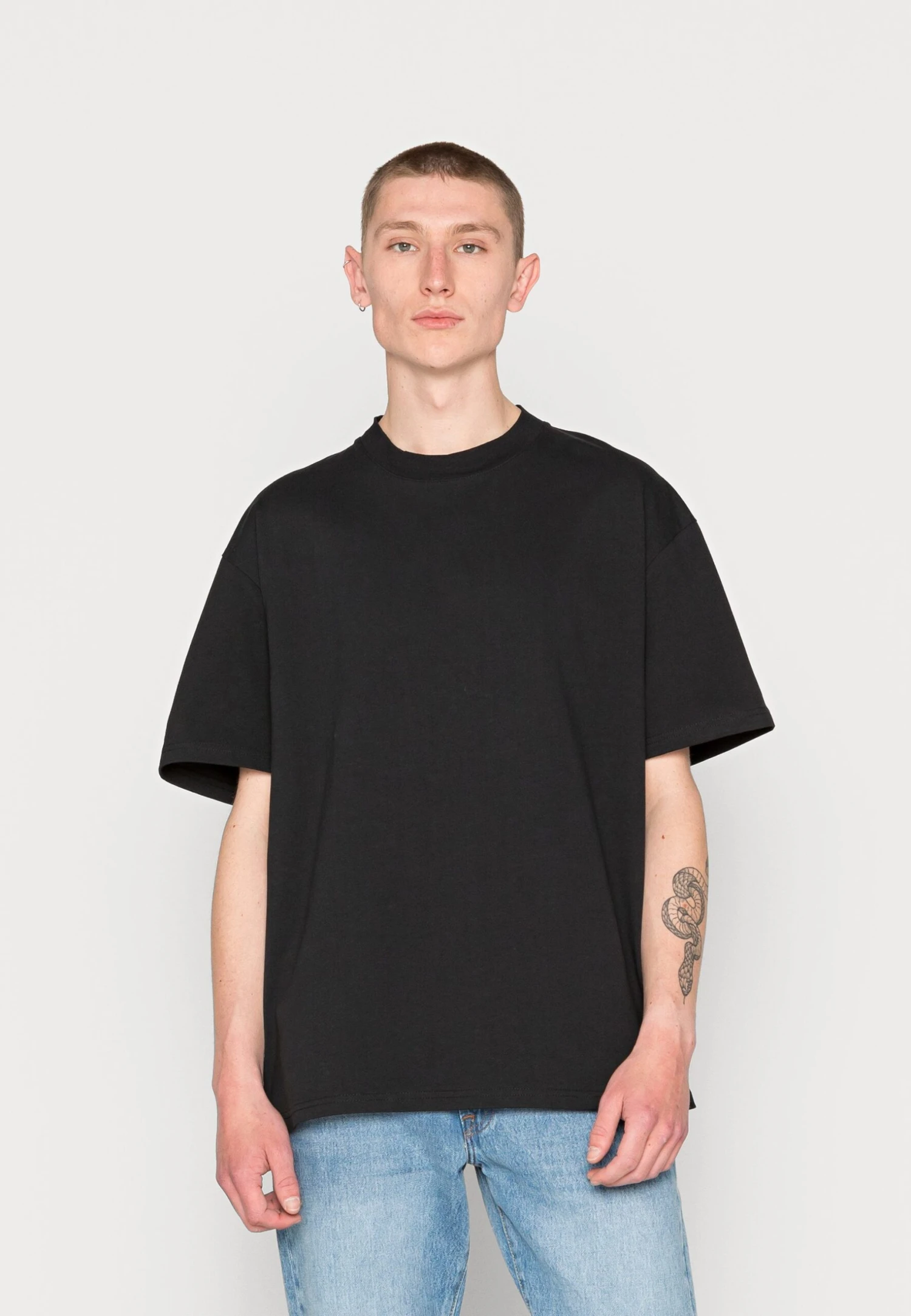 YOURTURN Heavy Weight Tee Unisex - T-Shirt Basic - Black 1 YOURTURN Heavy Weight Tee Unisex - T-Shirt Basic - Black