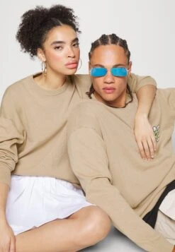 YOURTURN Crewneck With A Flower - Trui - Beige -Aanbiedingen Yourturn Winkel 719c98c1ebea493ba8f7fa6cb3bf6c53