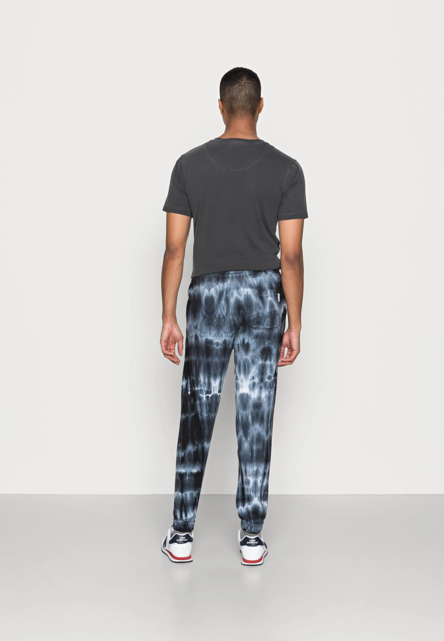 YOURTURN Monochrome Tie Dye Jogger Unisex - Trainingsbroek - Black/Off White 3 YOURTURN Monochrome Tie Dye Jogger Unisex - Trainingsbroek - Black/Off White - Afbeelding 3