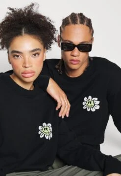 YOURTURN Crewneck With A Flower - Trui - Black -Aanbiedingen Yourturn Winkel 9d443b6e1f274ec7b163906f843f21ab