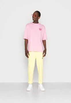 YOURTURN Nostalgia Future Tee Unisex - T-Shirt Print - Pink -Aanbiedingen Yourturn Winkel a5a1a7b7ff9a43cb8b92ca005cdfd196