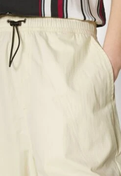 YOURTURN Genderless Parachute - Shorts - White -Aanbiedingen Yourturn Winkel c4b7617e30964d8d94222559c32c9f62