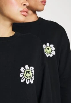 YOURTURN Crewneck With A Flower - Trui - Black -Aanbiedingen Yourturn Winkel d8cd4e42eab54bfaa3e56f2e9847a549