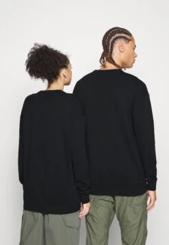 YOURTURN Crewneck With A Flower - Trui - Black -Aanbiedingen Yourturn Winkel ec1468a3d6e24b2fb00c7214c47d1a3b