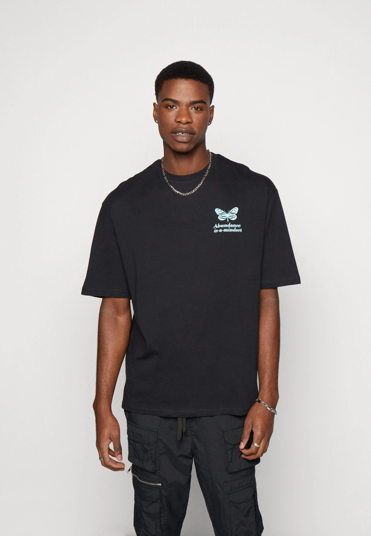 YOURTURN Chest Tee Unisex - T-Shirt Print - 802 - Black 1 YOURTURN Chest Tee Unisex - T-Shirt Print - 802 - Black